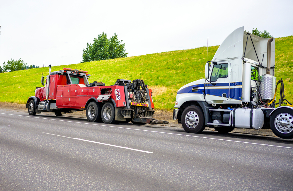 Powerful,heavy Duty,big,rig,mobile,tow,semi,truck,with,emergency