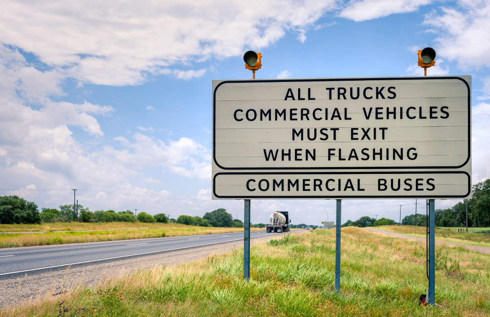 Semi,truck,weight,station,sign,in,texas,with,traffic,lights